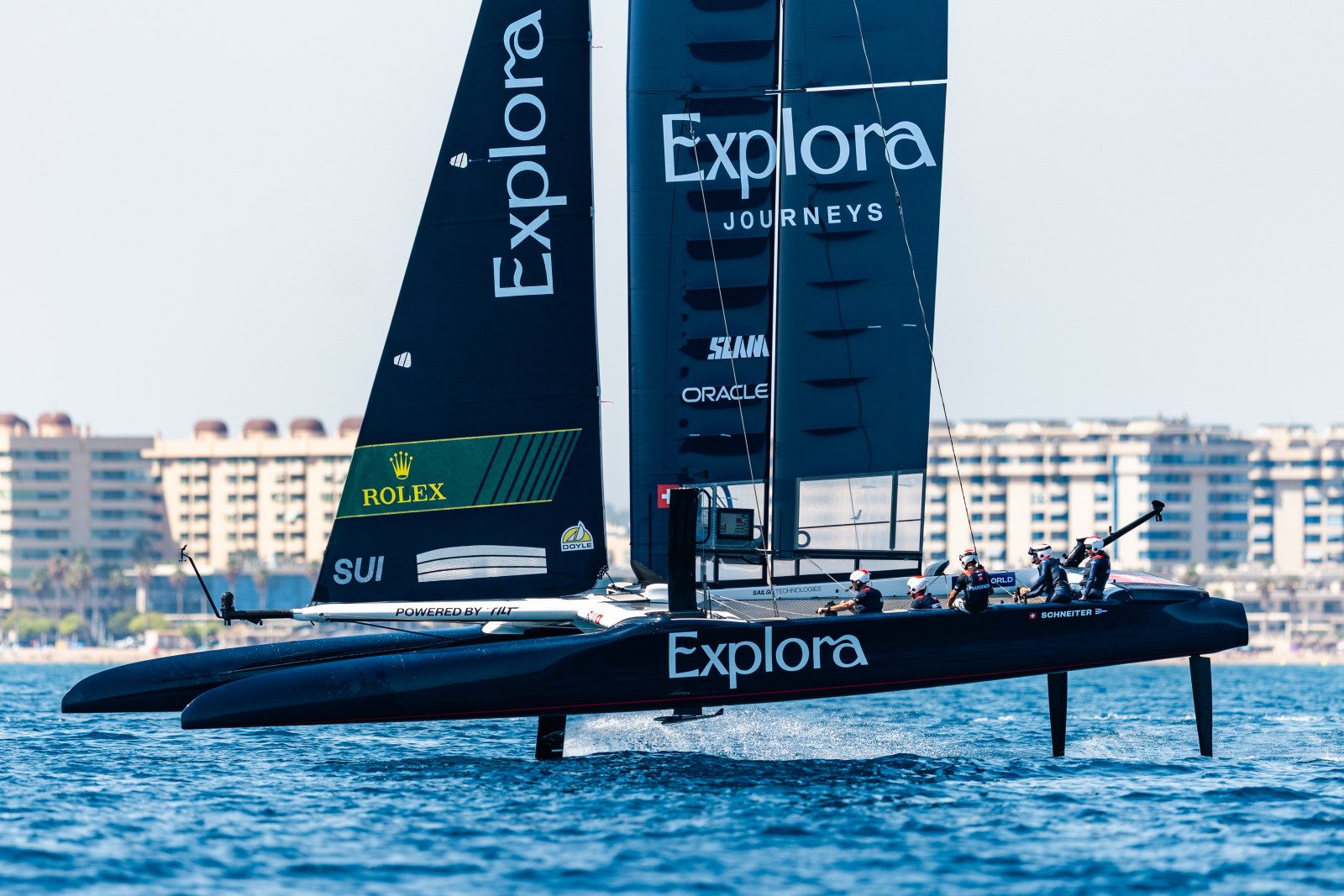 Le F50 de l'Explora Journeys Swiss SailGP Team en vol à Valence